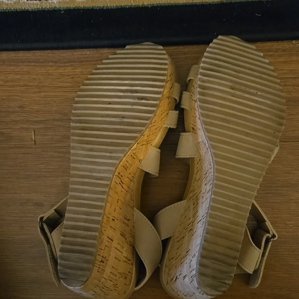 CL BY LAUNDRY Kinder Nubuck Nude Cork Wedge Sandals Adjustable Strap 9 Like New